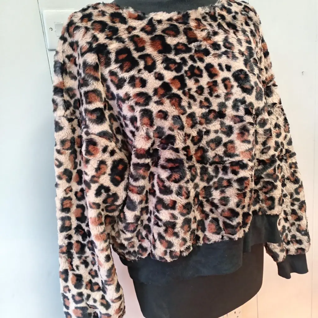 Wild Fable Women's Brown and Tan Sweatshirt 2.webp