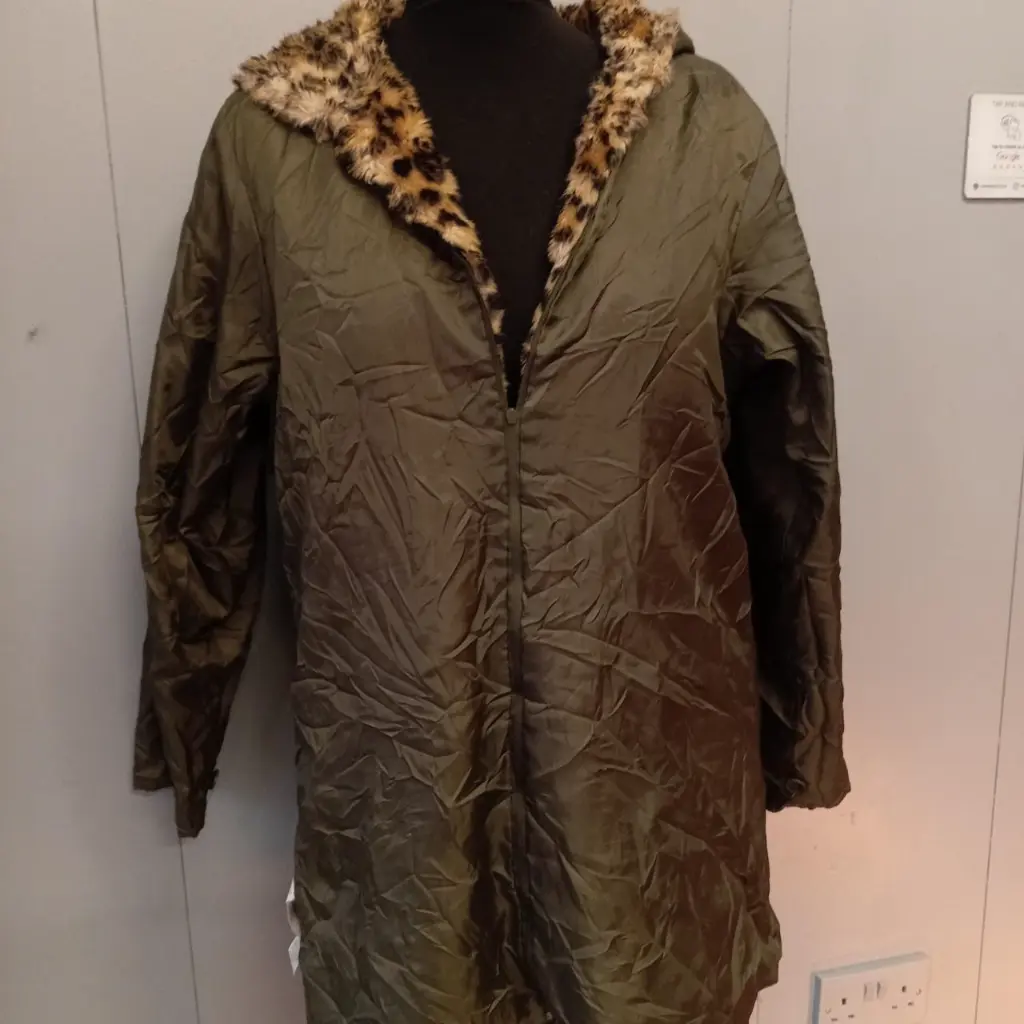 Reversible Leopard print faux fur and nylon coat with hood 4.webp
