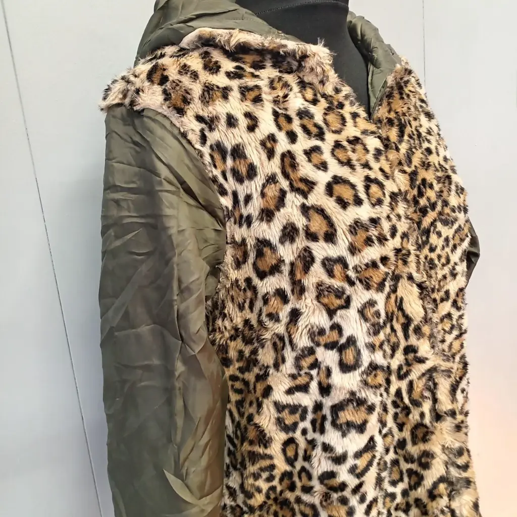 Reversible Leopard print faux fur and nylon coat with hood  4.webp