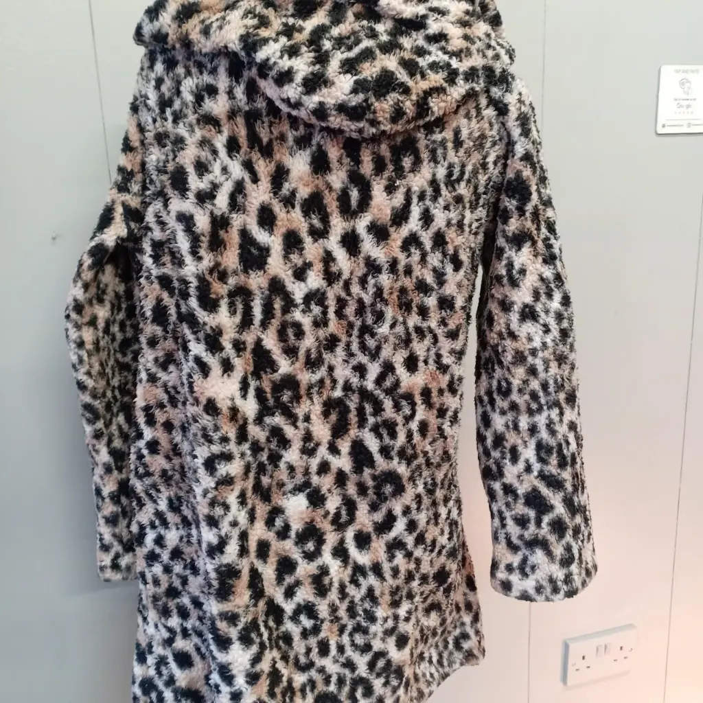 Leopard print faux fur Sleepwear Robe with hood 3.webp