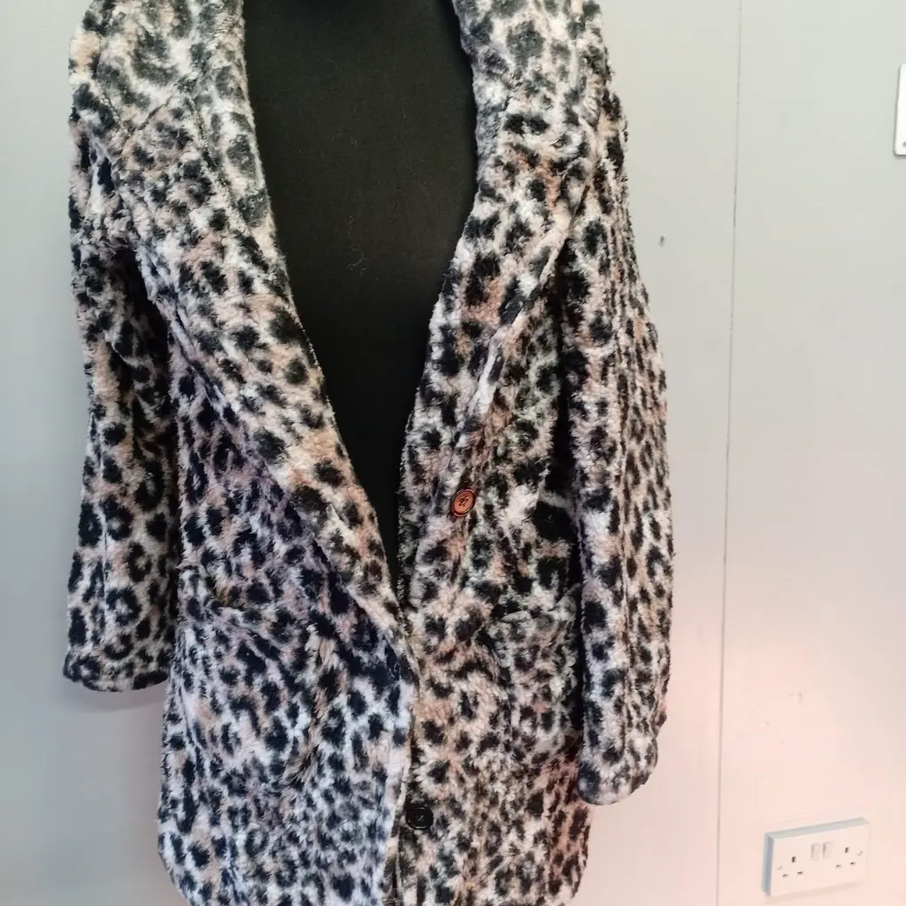 Leopard print faux fur Sleepwear Robe with hood 2.webp